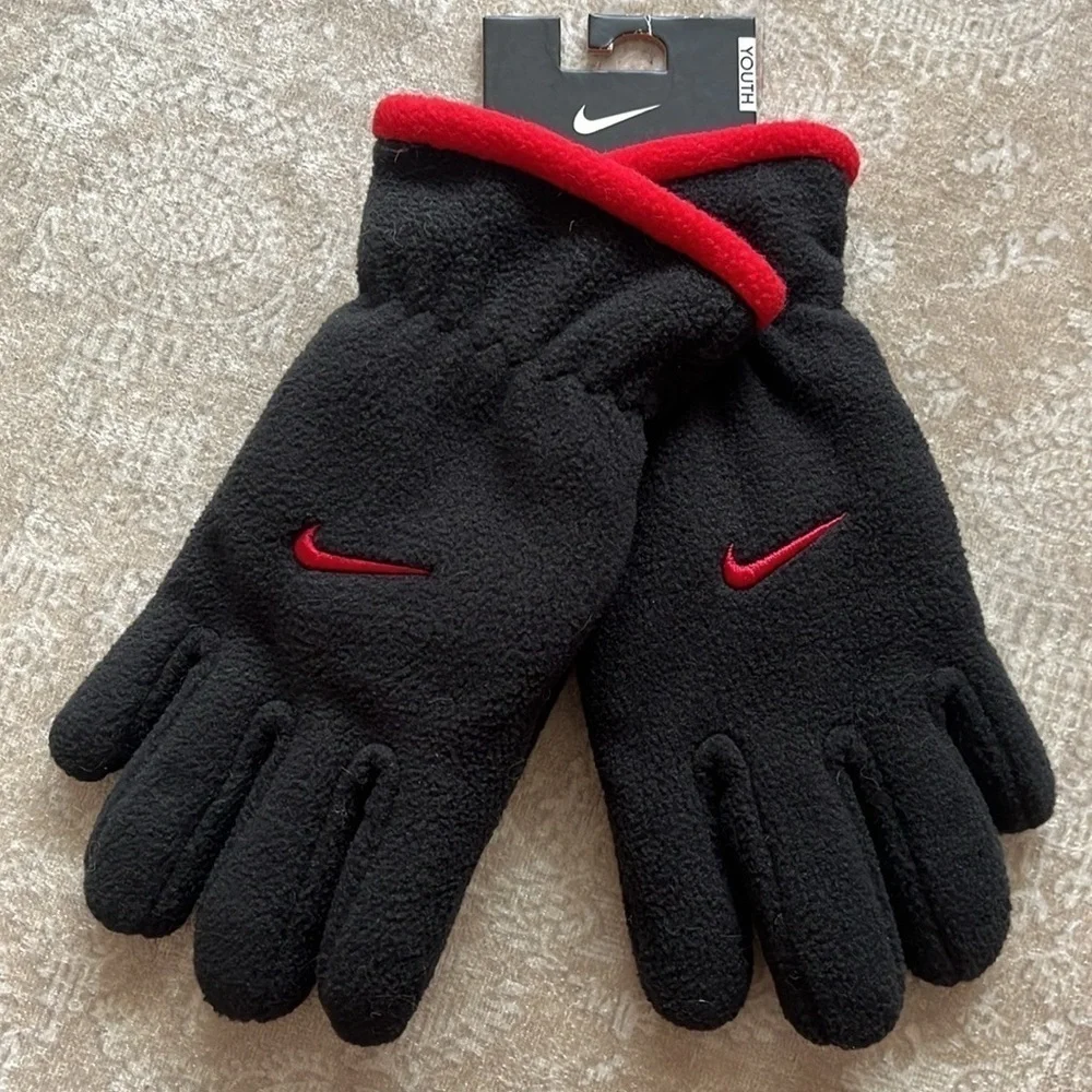 Brand New Nike Boys Black & Red Fleece Winter Gloves Sporty Embroidered Swoosh